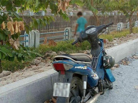 TP. HCM: Nghi vấn nam thanh niên dựng xe máy bên lề đường rồi treo cổ lên cây xanh tự tử