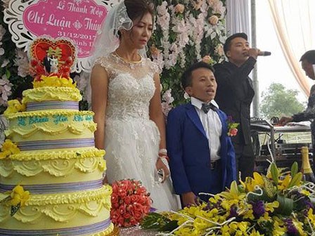 Đám cưới của cô dâu cao 1m65, xinh như hotgirl và chú rể cao 80cm khiến ai cũng ngỡ ngàng