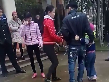 Ở với bố từ nhỏ, bé gái khóc thét khi mẹ quay về đón sau 6 năm bỏ đi