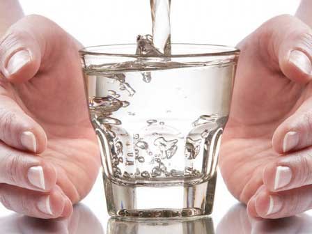 Uống nước sôi để nguội, đun đi đun lại gây ung thư? Đây là câu trả lời bạn cần biết sớm