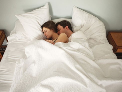 Nhiều cặp vợ chồng đã 'khai tử' chuyện ngoại tình chỉ bằng một chiếc chăn