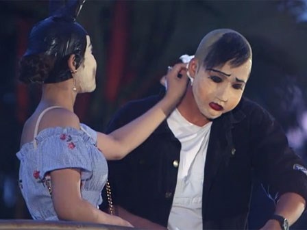 Nữ ca sĩ bật khóc từ chối chàng trai bởi lời thề 'không yêu người làm nghệ thuật'