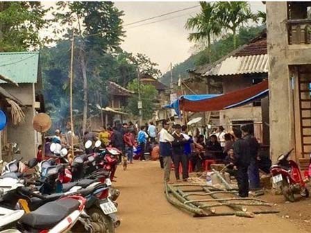 Bàng hoàng phát hiện vợ tử vong với vết đâm xuyên tim, chồng nằm cạnh bị thương ở ngực