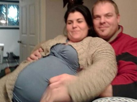 Phấn khởi đưa bạn gái vào bệnh viện chuẩn bị sinh 5, người đàn ông 