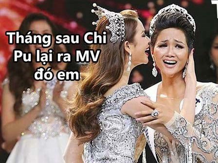 Biểu cảm lúc đăng quang không rõ “cười hay mếu” của Tân hoa hậu Hoàn vũ H’Hen Niê lại thành nguồn chế ảnh bất tận!