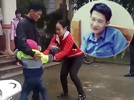 Vụ bé gái khóc thét khi mẹ quay về đón sau 6 năm bỏ đi: Không nên ép buộc con trẻ đi theo cha hoặc mẹ