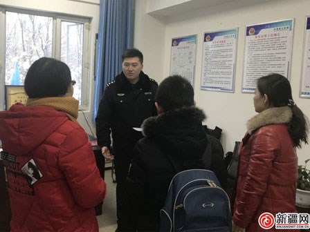 Vợ chồng ly hôn để mặc con cho ông bà chăm sóc, cậu bé 10 tuổi bịa chuyện bắt cóc để được gặp bố mẹ