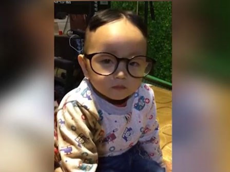 Không nhịn được cười với màn: học nói OK chuẩn phong cách của bé