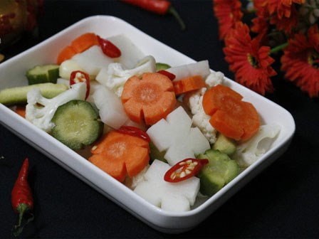 Chuẩn bị cho Tết lưu ngay cách làm rau củ muối chua ngọt đảm bảo ăn gì cũng không ngán