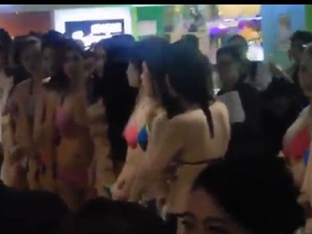 Clip thí sinh hoa hậu mặc bikini ở TTTM: 