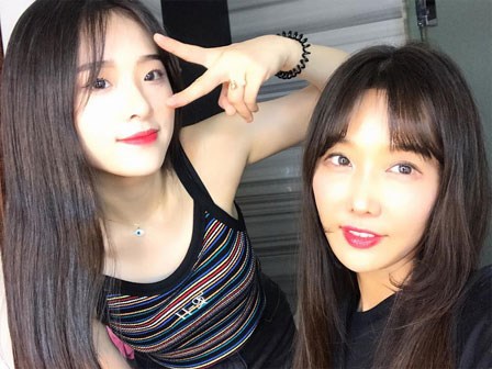 Có mẹ 50 tuổi trẻ trung xinh đẹp như đôi mươi nhưng con gái không hề cảm thấy tự hào mà lại rất buồn