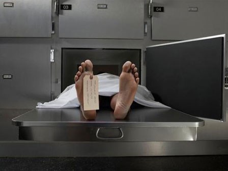 Người đàn ông chết vài giờ bất ngờ sống dậy trên bàn mổ tử thi nhờ