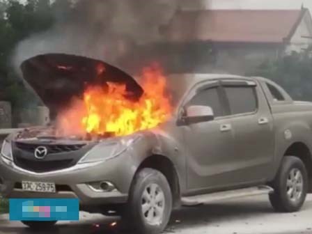 Xe Mazda bán tải bốc cháy khi lưu thông trên quốc lộ 1