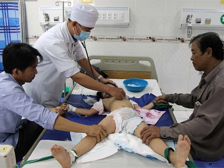 Diễn biến mới vụ cha pha thuốc sâu vào sữa cho 3 con uống