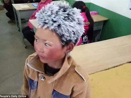 Rét -9 độ, cậu bé tóc đông đá trong lớp học đang nổi như cồn trên mạng xã hội TQ