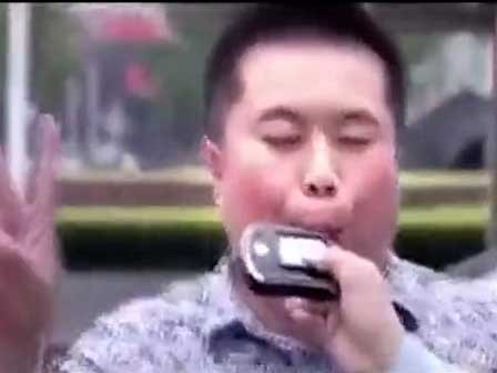 Chết cười với ông bố say sượu thổi nồng độ cồn ra...nhạc