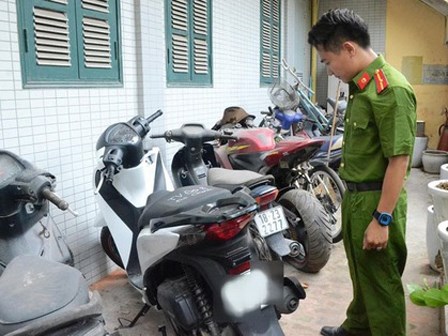 Chở người yêu đi chơi, nam thanh niên vờ làm rơi giấy tờ để nhờ bạn gái xuống nhặt rồi phóng luôn xe đi bán lấy tiền