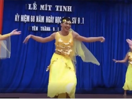 Nam sinh mặc váy nhảy bốc lửa làm nóng sân trường