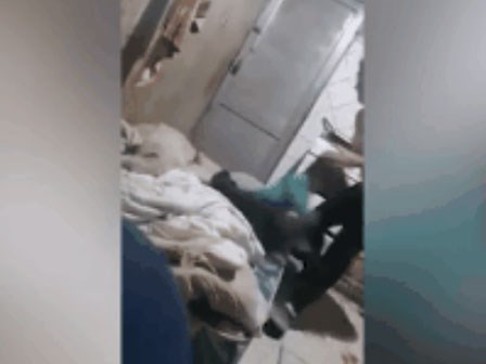 Mẹ túm tóc, đánh tới tấp khiến con gái sợ rúm người vì lý do không thể chấp nhận