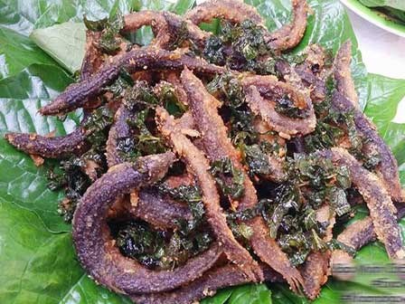Cá chạch chiên lá lốt đậm đà, trôi cơm ngày lạnh