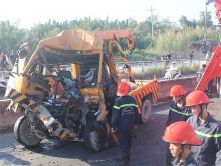 Tông xe kinh hoàng ở dốc cầu Phú Mỹ, 3 người chết