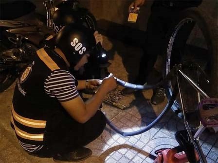 Bị tố sàm sỡ phụ nữ, đội SOS vá xe miễn phí ở Sài Gòn nói