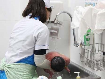 Hà Nội rét kỷ lục, bệnh viện dừng việc tắm cho trẻ sơ sinh