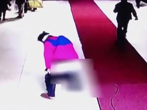 Vừa bước vào sảnh bệnh viện, bà mẹ đột ngột đau bụng, đẻ rơi con