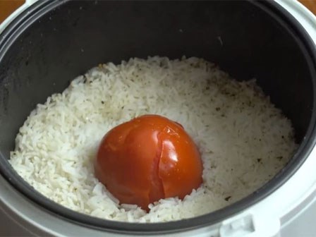 Chàng trai bảo mọi người cho cả quả cà chua vào nồi cơm điện như mình, ai làm theo cũng khen nức nở