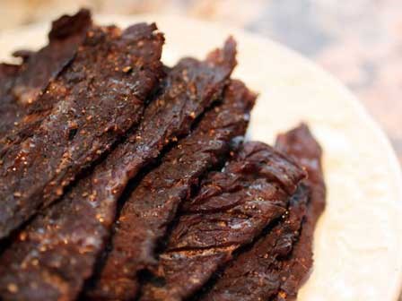 Cho thịt bò vào nồi cơm điện, hơn 40 phút là có mẻ bò khô cay cay, thơm lừng góc bếp