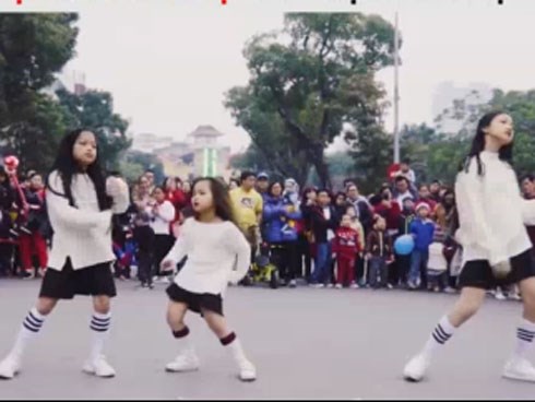 3 cô bé với điệu nhảy say rượu xôn xao phố đi bộ Hà Nội