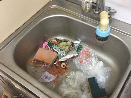 Chụp ảnh bạn gái nằm giữa đống ngổn ngang, dân mạng khuyên Hãy giữ chặt cô gái ấy-5