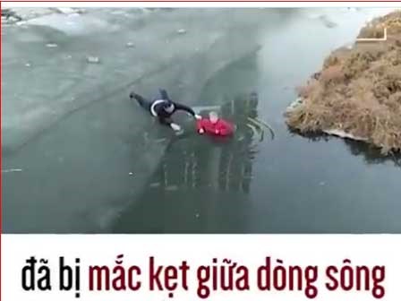 Cụ bà bị mắc kẹt giữa dòng sông băng được cứu sống 