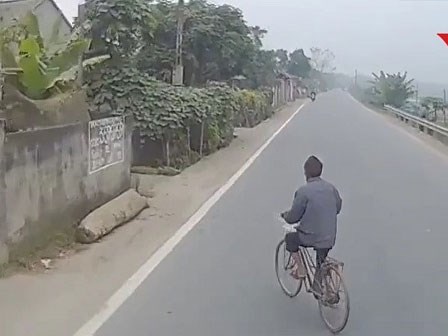 Cụ ông đi xe đạp sang đường không chú ý, suýt gây tai nạn kinh hoàng