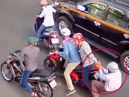 Người đàn ông bị 2 đối tượng dùng dao khống chế cướp xe táo tợn ở Sài Gòn