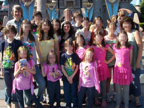 Rúng động: Cặp vợ chồng giam cầm, tra tấn dã man 13 đứa con của mình suốt nhiều năm mà không ai biết