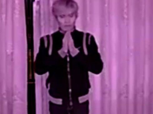 Trộm vái lạy trước bàn thờ khi đột nhập vào nhà dân