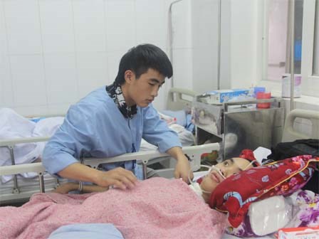 Bố bỏ đi, nam sinh lớp 12 phải nghỉ học để chăm mẹ tâm thần cùng anh trai chấn thương sọ não