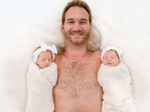 Vợ chồng Nick Vujicic nay đã có 4 con, hạnh phúc khoe hai con gái song sinh 4 tuần tuổi đáng yêu hết nấc