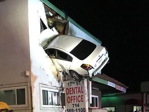 Xế hộp chạy quá tốc độ, lao thẳng lên tầng hai