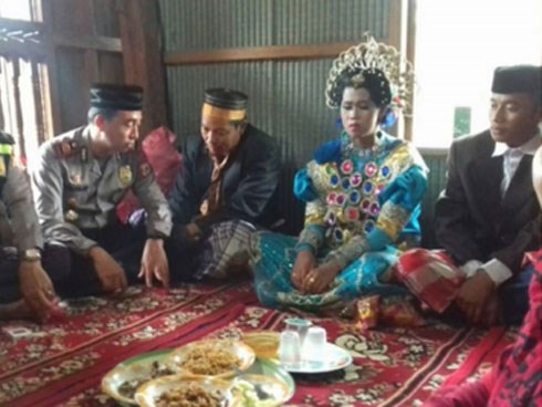 Người làng bắt gặp đang ở cùng nhau trong vườn chôm chôm, hai thanh niên trẻ tuổi bị ép làm đám cưới trong 