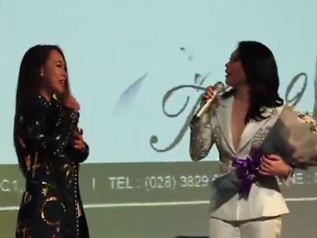 Mỹ Tâm bất ngờ khi fan nữ mặc lại chiếc áo cô làm mất vì 