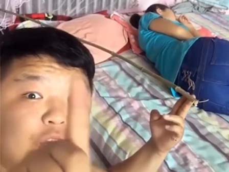 Chàng trai nghịch ngợm định troll bà, ai ngờ ăn quả đắng-1