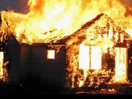 Nghệ An: Mâu thuẫn gia đình, nghịch tử tẩm xăng, thiêu rụi nhà bố mẹ đẻ