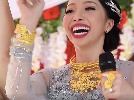 Clip: Cô dâu ở Hậu Giang mang trên người hơn 1kg vàng,