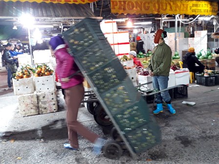 'Về quê thăm chồng, nữ phu xe gặp cảnh uất nghẹn'