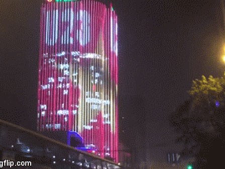 Tòa nhà hot nhất MXH hôm nay: In quốc kỳ và dòng chữ U23 rực sáng trên đường phố Hà Nội