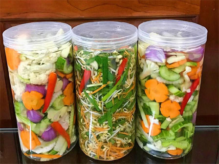 Đầu bếp nổi tiếng tiết lộ bí kíp muối dưa hành không nổi váng trắng, giòn ngon đặc biệt cho ngày Tết-4