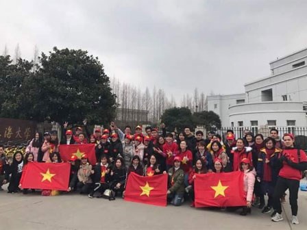 CĐV Việt Nam tại Trung Quốc vượt hàng trăm cây số để cổ vũ cho đội tuyển U23 Việt Nam trước trận đấu lịch sử với Qatar