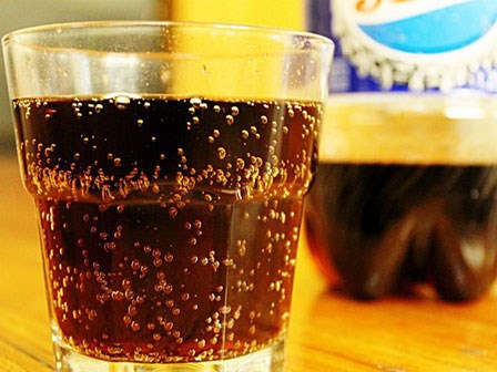 Cho con uống nước ngọt có ga gây hậu quả khủng khiếp thế này